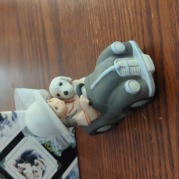 Enesco Girl in a car with dog figurine - Picture 3 of 7